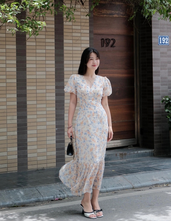 Khoe dáng vẻ thanh xuân với những thiết kế váy hoa lãng mạn- Ảnh 10.