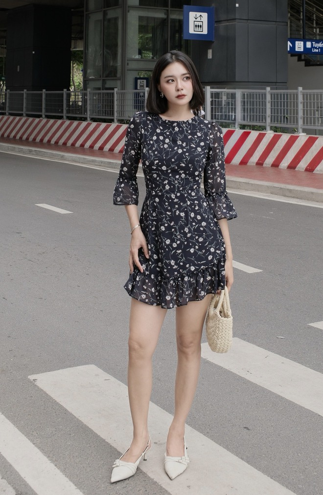 Khoe dáng vẻ thanh xuân với những thiết kế váy hoa lãng mạn- Ảnh 4.