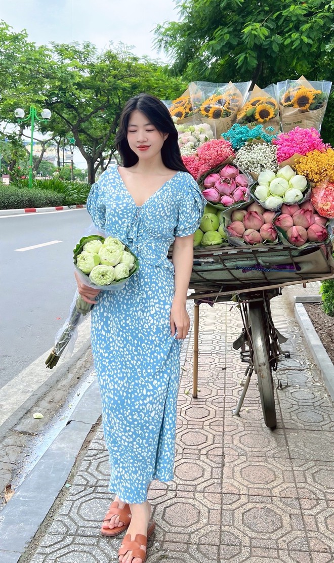 Khoe dáng vẻ thanh xuân với những thiết kế váy hoa lãng mạn- Ảnh 11.