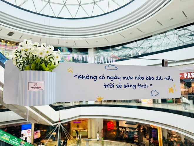 Những lời nhắn ấm áp ở hàng quán và trung tâm thương mại TP . HCM - Ảnh 5.