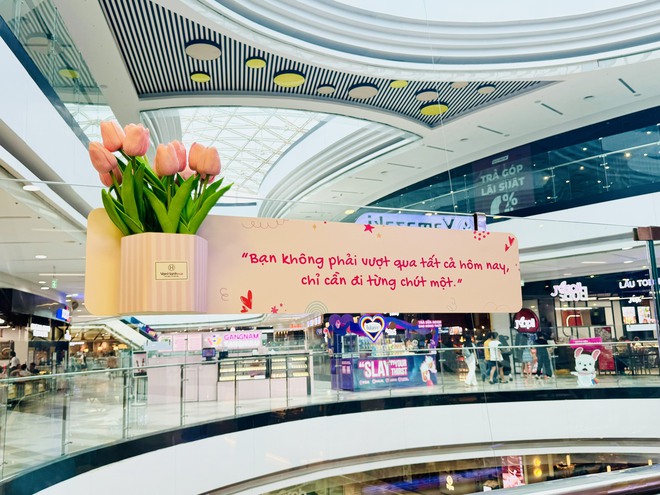 Những lời nhắn ấm áp ở hàng quán và trung tâm thương mại TP . HCM - Ảnh 2.