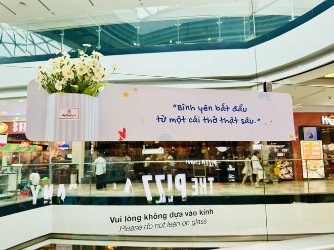 Những lời nhắn ấm áp ở hàng quán và trung tâm thương mại TP . HCM - Ảnh 4.