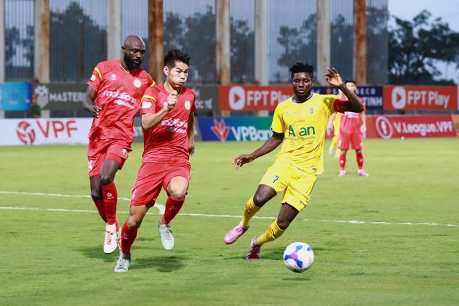 PVF-CAND tạo sốc lớn, ‘song sát’ ngoại binh đánh bại SLNA: Lời chào V-League còn gì ngọt ngào hơn! - Ảnh 1.