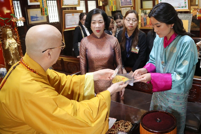 Phu nhân Chủ tịch nước và Hoàng hậu Bhutan thăm chùa Trấn Quốc tại Hà Nội - Ảnh 3.