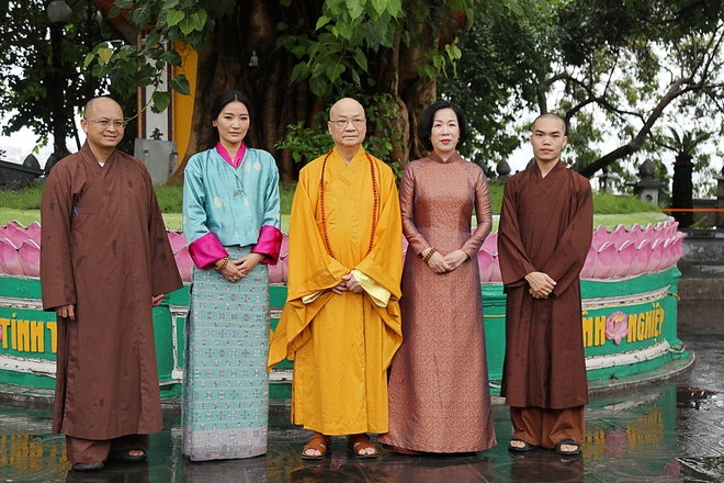 Phu nhân Chủ tịch nước và Hoàng hậu Bhutan thăm chùa Trấn Quốc tại Hà Nội - Ảnh 6.