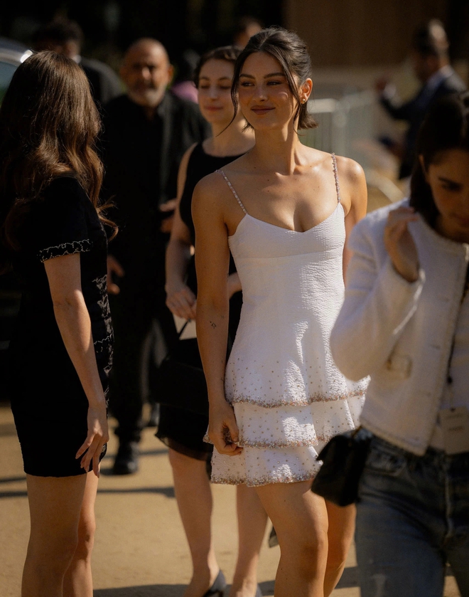 Chọn girly hay preppy cho diện mạo tươi trẻ, đầy năng lượng? - Ảnh 2.