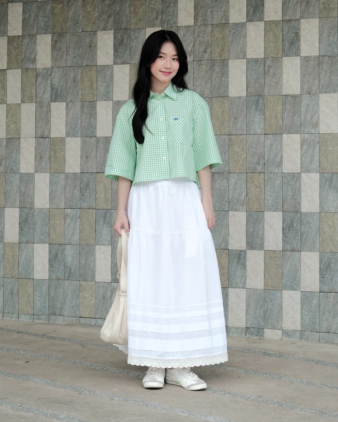 Làm mới bản phối áo sơ mi trắng, sơ mi crop trong mùa tựu trường- Ảnh 7.