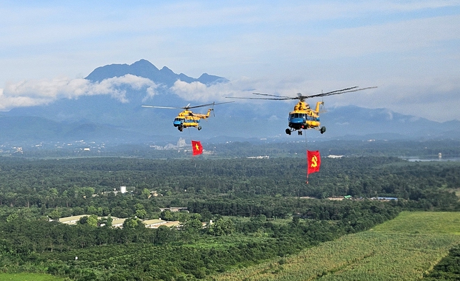 10 trực thăng huấn luyện bay k&eacute;o cờ Đảng, cờ Tổ quốc tr&ecirc;n bầu trời H&agrave; Nội- Ảnh 7.