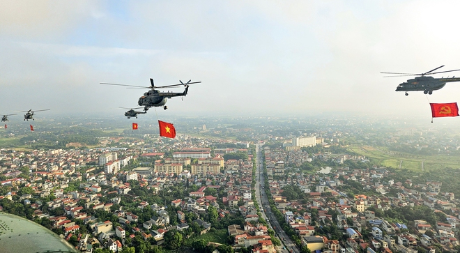 10 trực thăng huấn luyện bay k&eacute;o cờ Đảng, cờ Tổ quốc tr&ecirc;n bầu trời H&agrave; Nội- Ảnh 9.