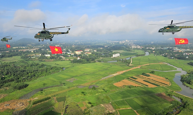 10 trực thăng huấn luyện bay k&eacute;o cờ Đảng, cờ Tổ quốc tr&ecirc;n bầu trời H&agrave; Nội- Ảnh 6.