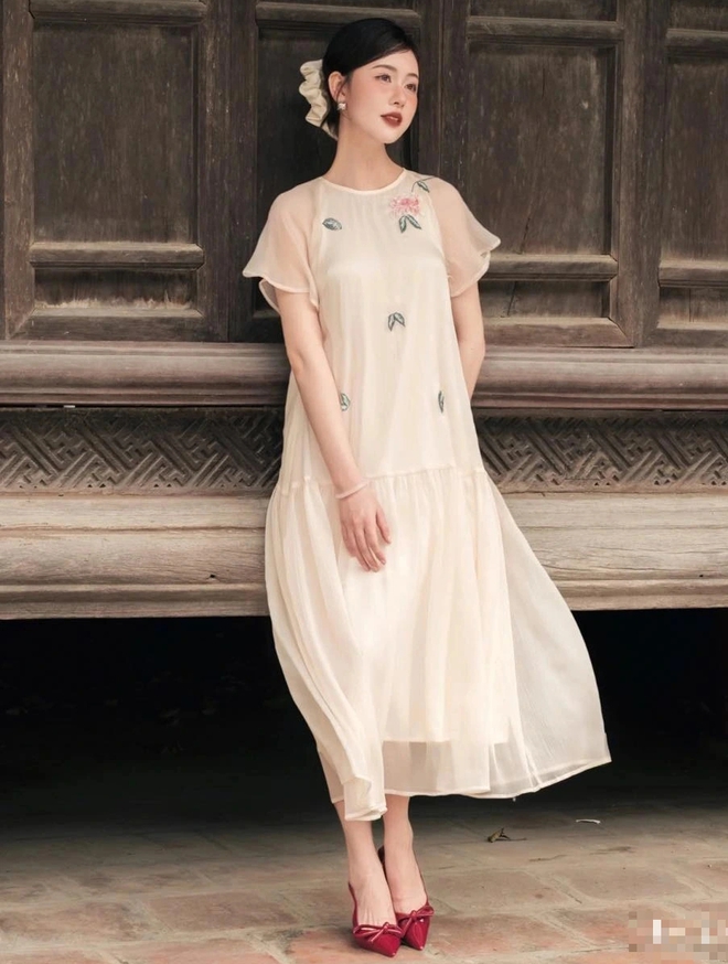 Váy suông - cuộc dạo chơi đa chất liệu đầu thu - Ảnh 11.