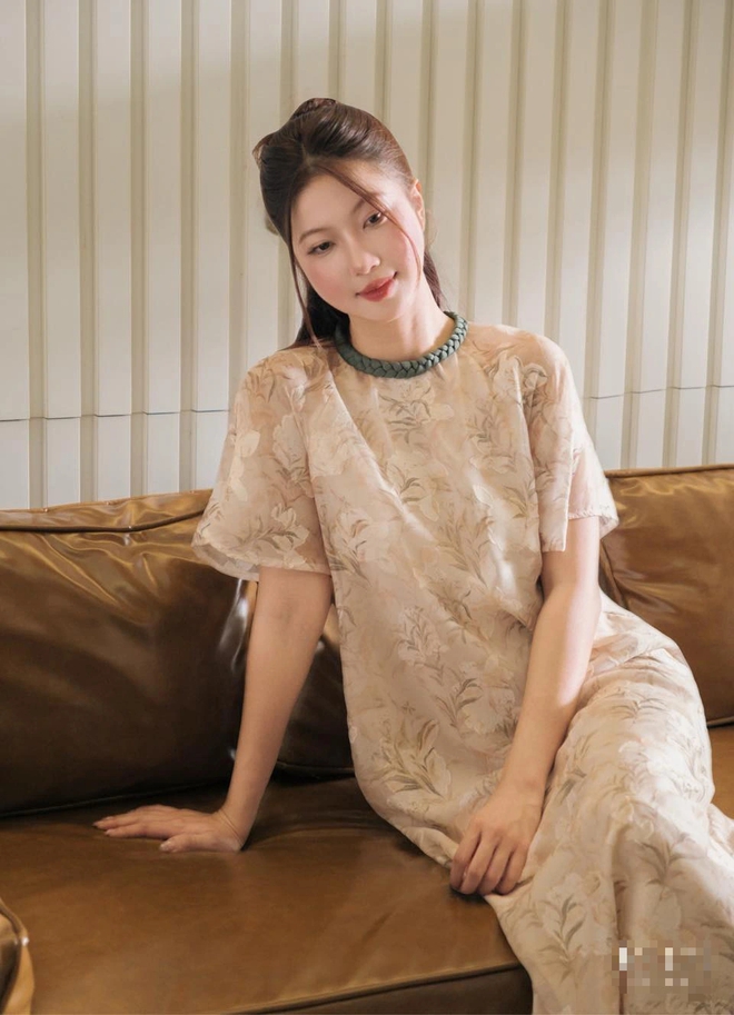 Váy suông - cuộc dạo chơi đa chất liệu đầu thu - Ảnh 6.