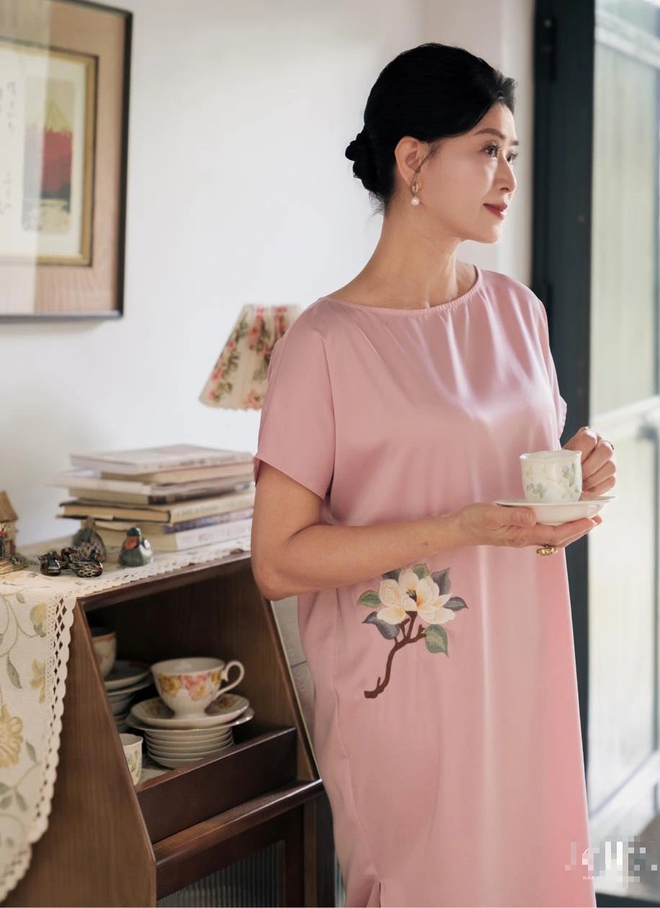 Váy suông - cuộc dạo chơi đa chất liệu đầu thu - Ảnh 7.