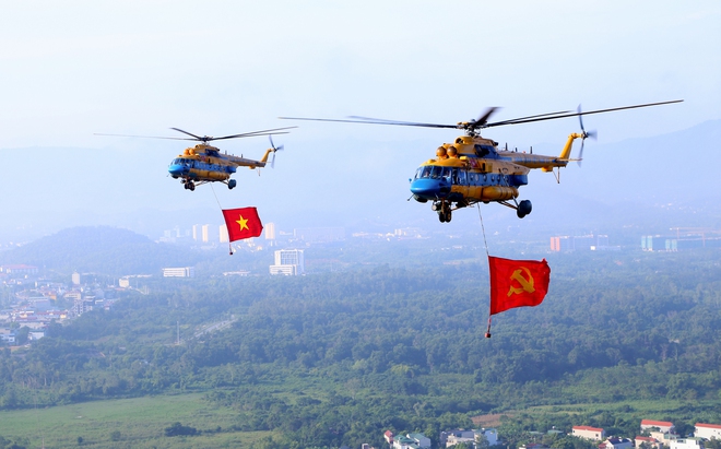 10 trực thăng huấn luyện bay k&eacute;o cờ Đảng, cờ Tổ quốc tr&ecirc;n bầu trời H&agrave; Nội- Ảnh 5.