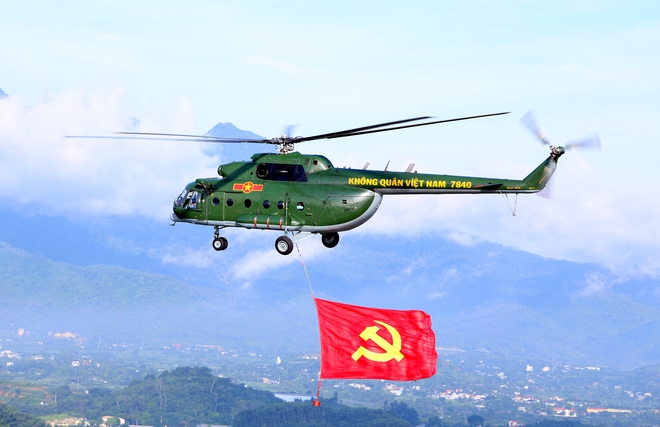 10 trực thăng huấn luyện bay k&eacute;o cờ Đảng, cờ Tổ quốc tr&ecirc;n bầu trời H&agrave; Nội- Ảnh 8.