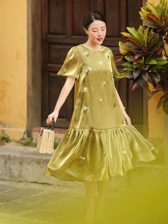 Váy suông - cuộc dạo chơi đa chất liệu đầu thu - Ảnh 9.