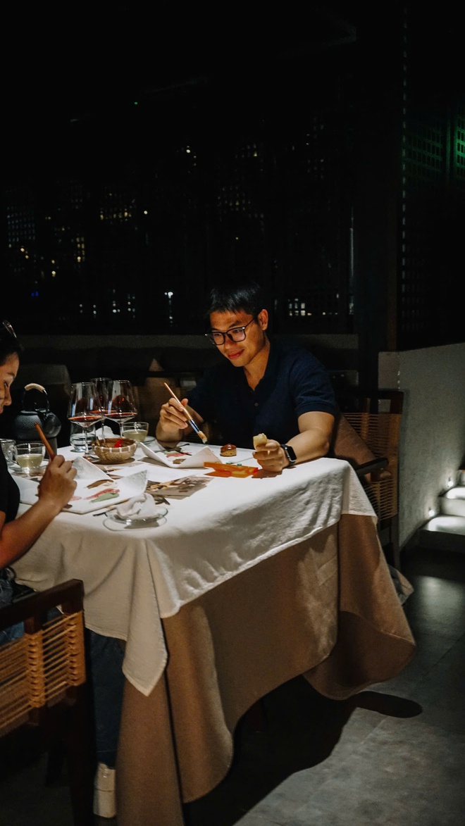 Ăn trong nến, nghe truyện cổ tích Việt: Trải nghiệm ẩm thực độc đáo ở TP.HCM- Ảnh 4. Ăn trong nến, nghe truyện cổ tích Việt: Trải nghiệm ẩm thực độc đáo ở TP.HCM- Ảnh 4.