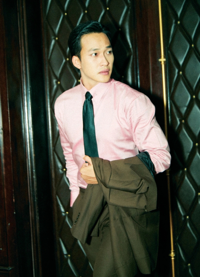 Lâm Thanh Nhã của 'Mưa đỏ' khoe vẻ điển trai trong loạt hình 'tuyệt đối điện ảnh' - Ảnh 1.
