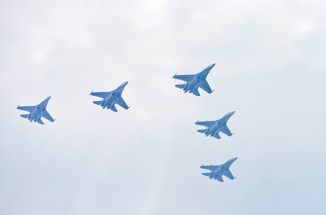 '킹코브라' Su30-MK2가 바딘 광장에서 공중제비를 선보이고 있다 - 사진 27.
