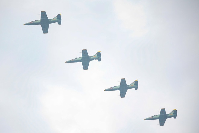 '킹코브라' Su30-MK2가 바딘 광장에서 공중제비를 선보이고 있다 - 사진 17.