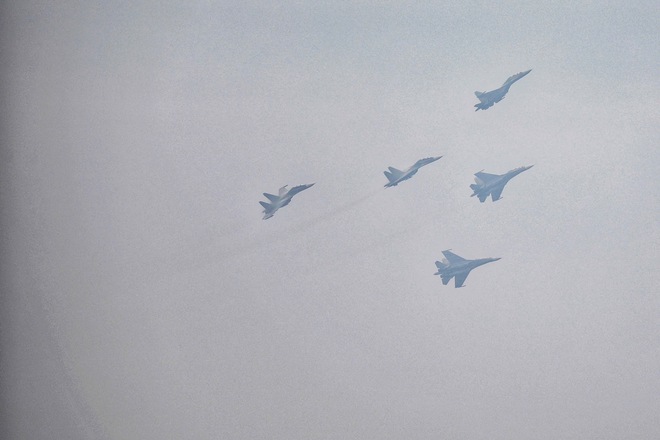 '킹코브라' Su30-MK2가 바딘 광장에서 공중제비를 선보이고 있다 - 사진 28.