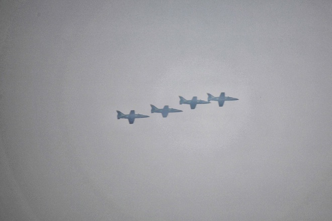 '킹코브라' Su30-MK2가 바딘 광장에서 공중제비를 선보이고 있다 - 사진 18.