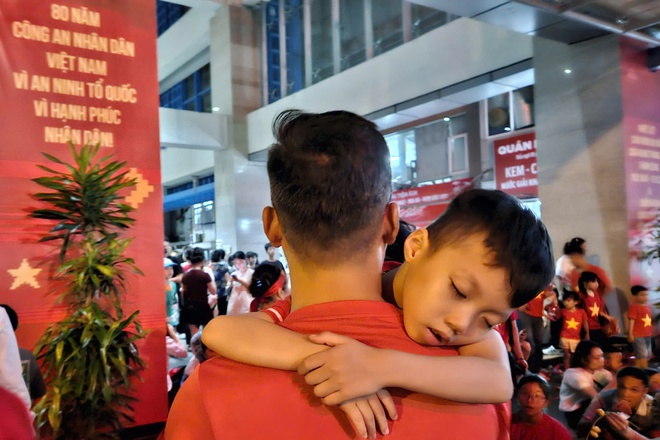 'Biển người' đổ về ga, chen nhau đi tàu điện Cát Linh - Hà Đông sau tổng hợp luyện- Ảnh 6.