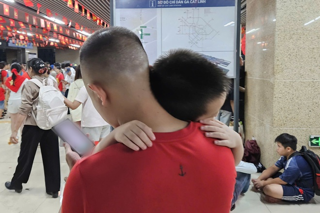 'Biển người' đổ về ga, chen nhau đi tàu điện Cát Linh - Hà Đông sau tổng hợp luyện- Ảnh 5.