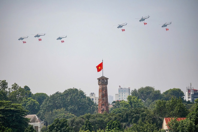 '킹코브라' Su30-MK2가 바딘 광장에서 공중제비를 선보이고 있다 - 사진 2.