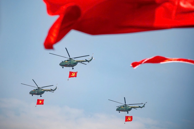 '킹코브라' Su30-MK2가 바딘 광장에서 공중제비를 선보이고 있다 - 사진 1.