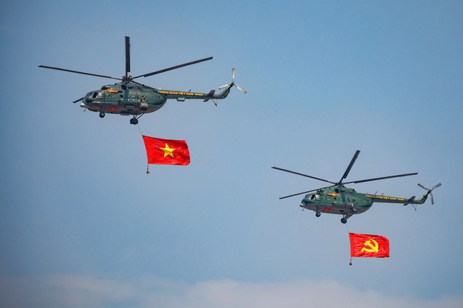 '킹코브라' Su30-MK2가 바딘 광장에서 공중제비를 선보이고 있다 - 사진 3.
