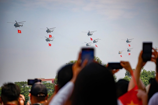 '킹코브라' Su30-MK2가 바딘 광장에서 공중제비를 선보이고 있다 - 사진 4.