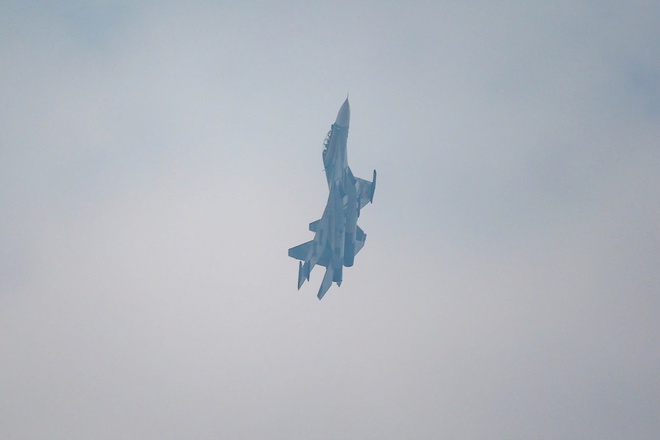 '킹코브라' Su30-MK2가 바딘 광장에서 공중제비를 선보이고 있다 - 사진 6.