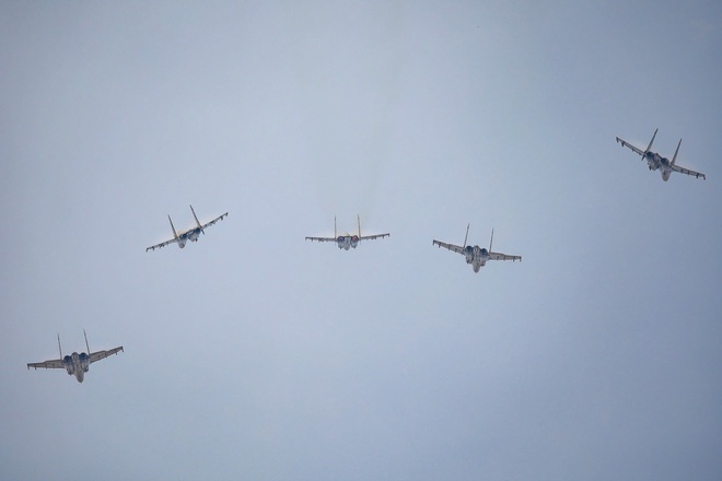 '킹코브라' Su30-MK2가 바딘 광장에서 공중제비를 선보이고 있다 - 사진 7.