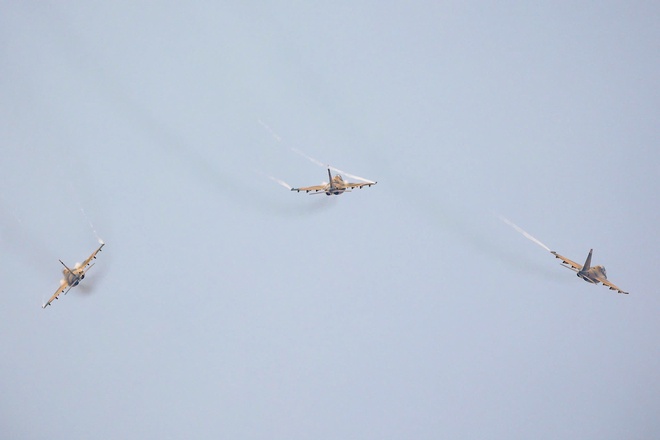 '킹코브라' Su30-MK2가 바딘 광장에서 공중제비를 선보이고 있다 - 사진 8.