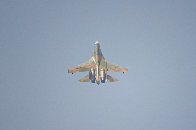'킹코브라' Su30-MK2가 바딘 광장에서 공중제비를 선보이고 있다 - 사진 9.
