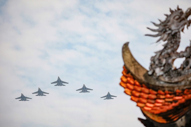 '킹코브라' Su30-MK2가 바딘 광장에서 공중제비를 선보이고 있다 - 사진 10.