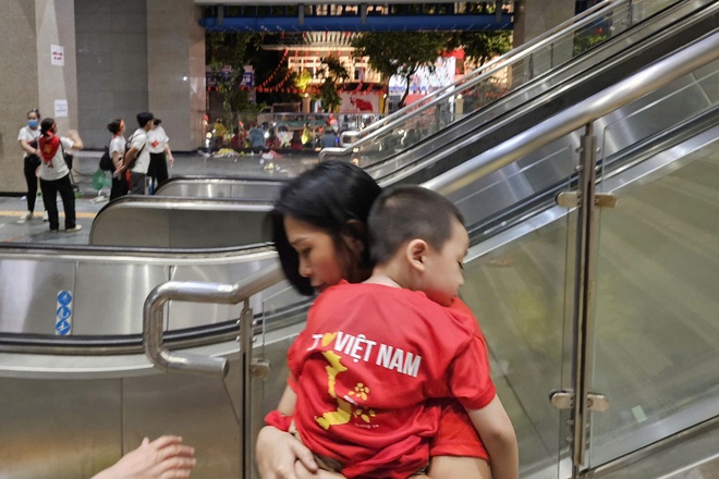 'Biển người' đổ về ga, chen nhau đi tàu điện Cát Linh - Hà Đông sau tổng hợp luyện- Ảnh 4.