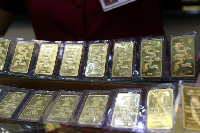 Giá vàng giảm dồn dập vẫn cao hơn thế giới 19,5 triệu đồng/lượng- Ảnh 2. Giá vàng giảm dồn dập vẫn cao hơn thế giới 19,5 triệu đồng/lượng- Ảnh 2.