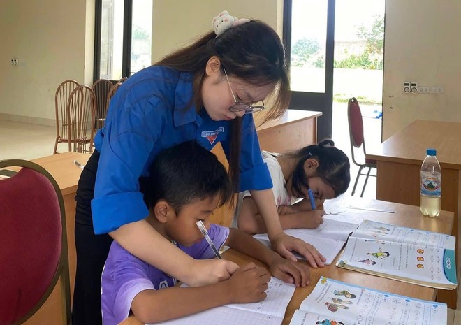 Mùa hè gieo chữ của hai nữ sinh Đại học Hạ Long - Ảnh 2.