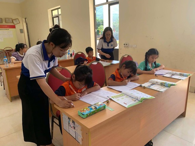 Mùa hè gieo chữ của hai nữ sinh Đại học Hạ Long - Ảnh 3.