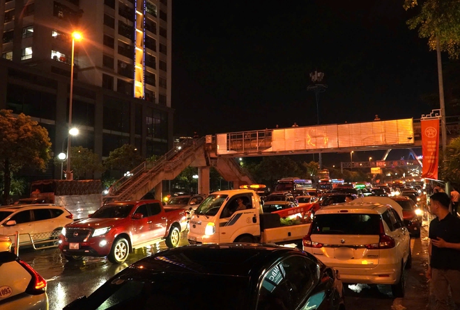 Hà Nội: Đường Võ Chí Công mênh mông nước sau 2 ngày, xe chết máy hàng loạt- Ảnh 6. Hà Nội: Đường Võ Chí Công mênh mông nước sau 2 ngày, xe chết máy hàng loạt- Ảnh 6.
