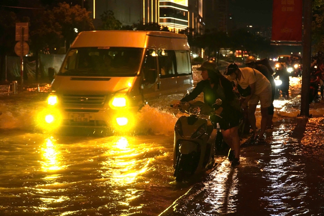 Hà Nội: Đường Võ Chí Công mênh mông nước sau 2 ngày, xe chết máy hàng loạt- Ảnh 8. Hà Nội: Đường Võ Chí Công mênh mông nước sau 2 ngày, xe chết máy hàng loạt- Ảnh 8.
