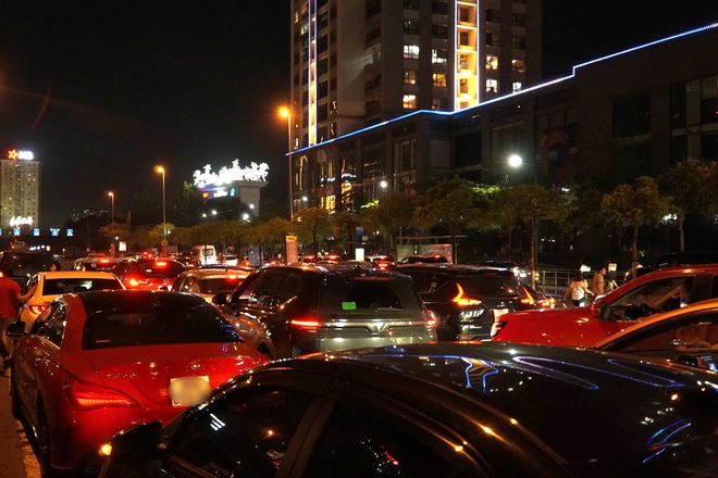 Hà Nội: Đường Võ Chí Công mênh mông nước sau 2 ngày, xe chết máy hàng loạt- Ảnh 5. Hà Nội: Đường Võ Chí Công mênh mông nước sau 2 ngày, xe chết máy hàng loạt- Ảnh 5.