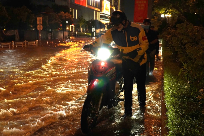 Hà Nội: Đường Võ Chí Công mênh mông nước sau 2 ngày, xe chết máy hàng loạt- Ảnh 7. Hà Nội: Đường Võ Chí Công mênh mông nước sau 2 ngày, xe chết máy hàng loạt- Ảnh 7.