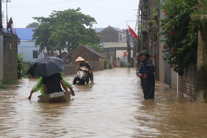 Nước tràn đê bao, dân ngoại thành Hà Nội hối hả chạy lũ- Ảnh 5. Nước tràn đê bao, dân ngoại thành Hà Nội hối hả chạy lũ- Ảnh 5.