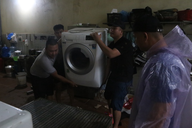 Nước tràn đê bao, dân ngoại thành Hà Nội hối hả chạy lũ- Ảnh 3. Nước tràn đê bao, dân ngoại thành Hà Nội hối hả chạy lũ- Ảnh 3.