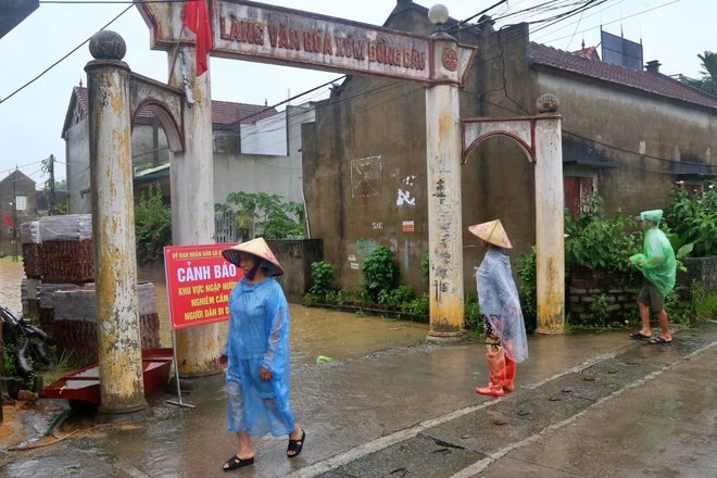 Nước tràn đê bao, dân ngoại thành Hà Nội hối hả chạy lũ- Ảnh 4. Nước tràn đê bao, dân ngoại thành Hà Nội hối hả chạy lũ- Ảnh 4.