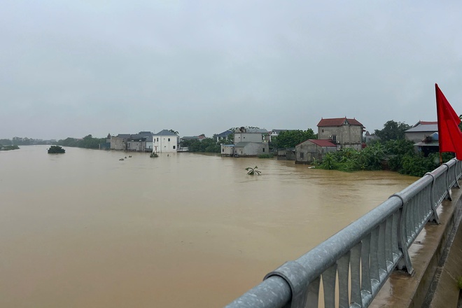 Nước tràn đê bao, dân ngoại thành Hà Nội hối hả chạy lũ- Ảnh 11. Nước tràn đê bao, dân ngoại thành Hà Nội hối hả chạy lũ- Ảnh 11.