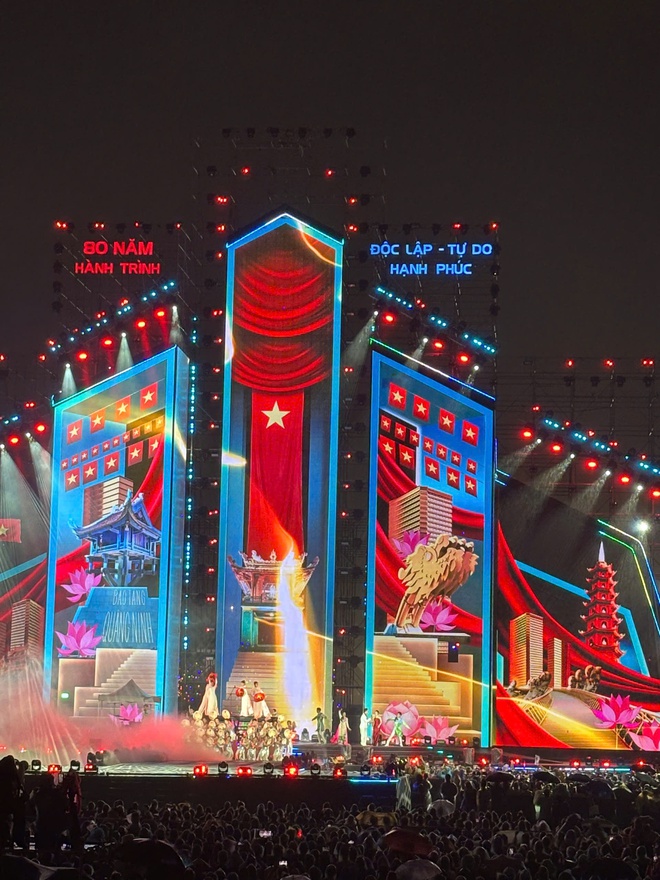 4,2 tỉ đồng từ concert 'Việt Nam trong tôi' gửi đến bà con vùng lũ- Ảnh 1. 4,2 tỉ đồng từ concert 'Việt Nam trong tôi' gửi đến bà con vùng lũ - Ảnh 1.